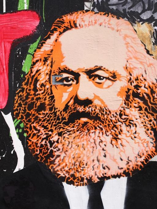 Ein Bild von Karl Marx als Streertart auf einer Mauer.
