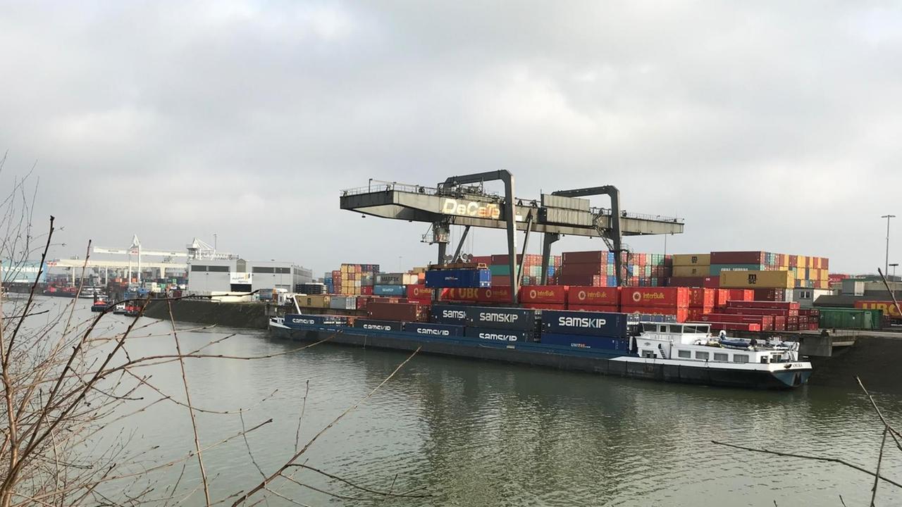 Ein Containerschiff wird im Duisburger Hafen entladen