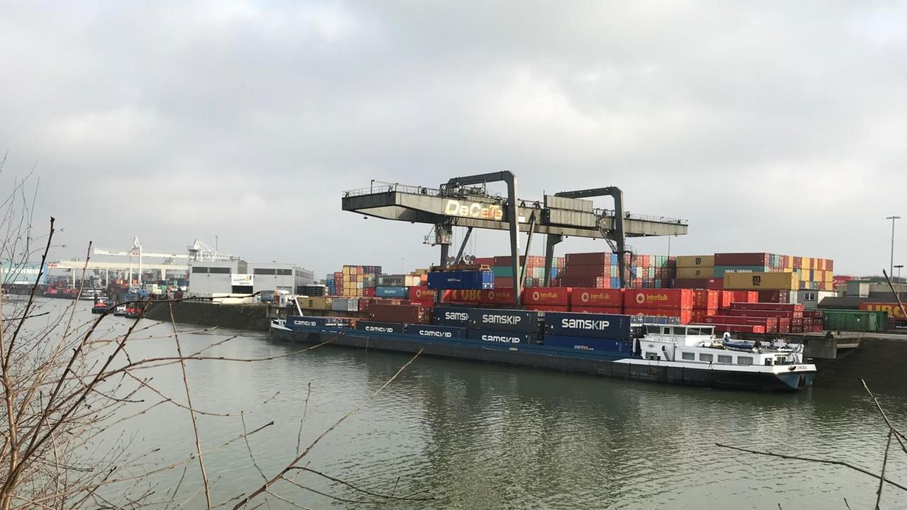 Ein Containerschiff wird im Duisburger Hafen entladen Ein Containerschiff wird im Duisburger Hafen entladen