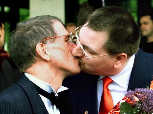 Ein schwules Paar küsst sich.