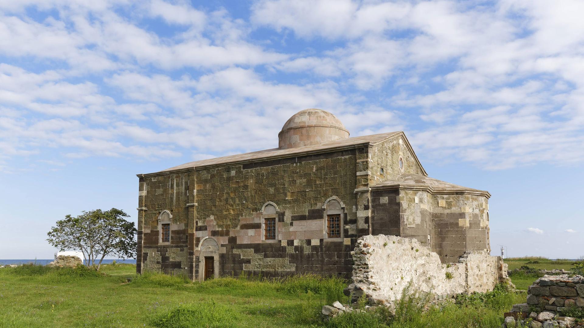 Die Ruine der griechisch-orthodoxen Kirche Yason Kilisesi in Ordu (Türkei). Die Ruine der griechisch-orthodoxen Kirche Yason Kilisesi in Ordu (Türkei).