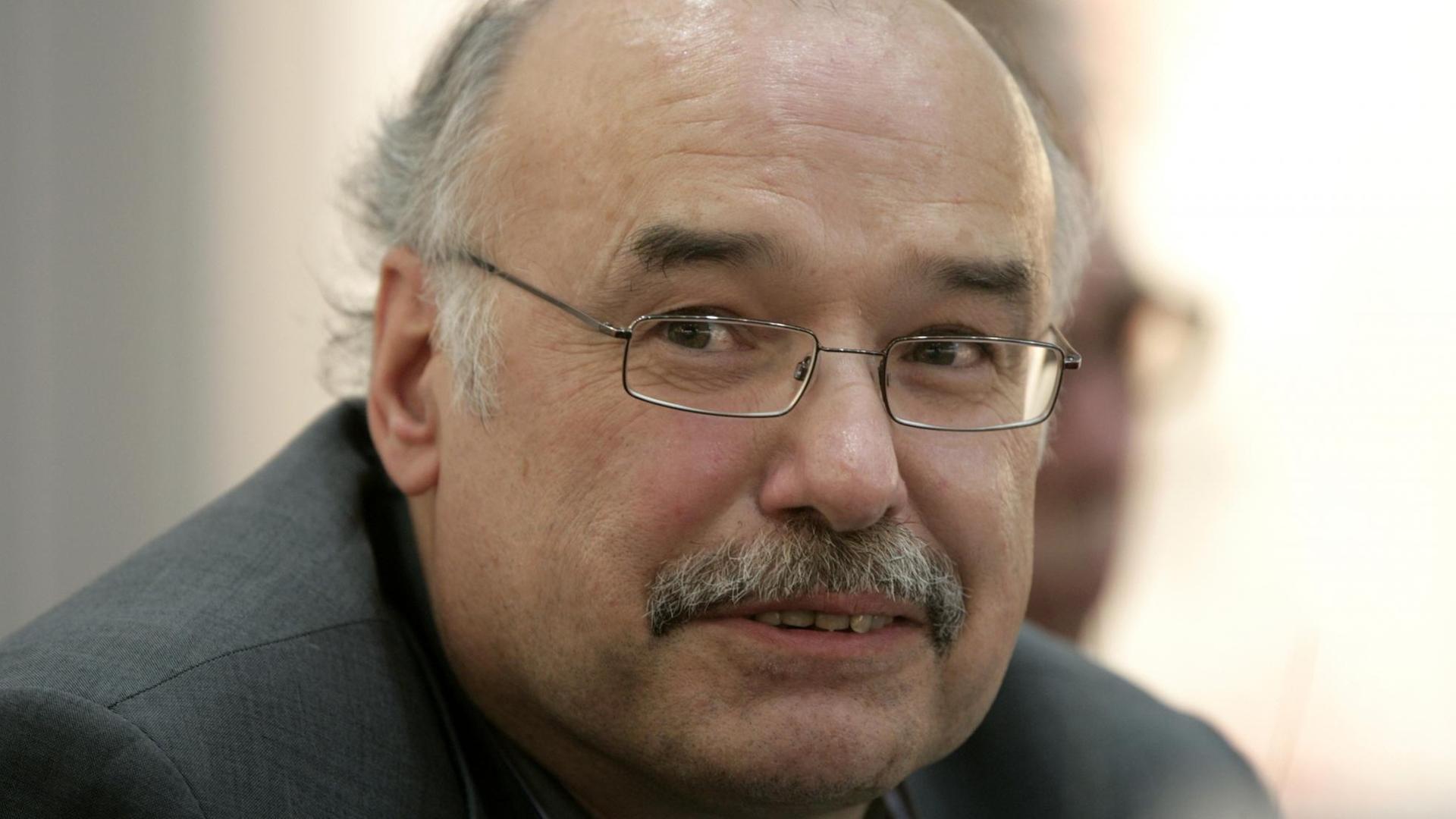Der Übersetzer Hans-Christian Oeser. Der Übersetzer Hans-Christian Oeser.