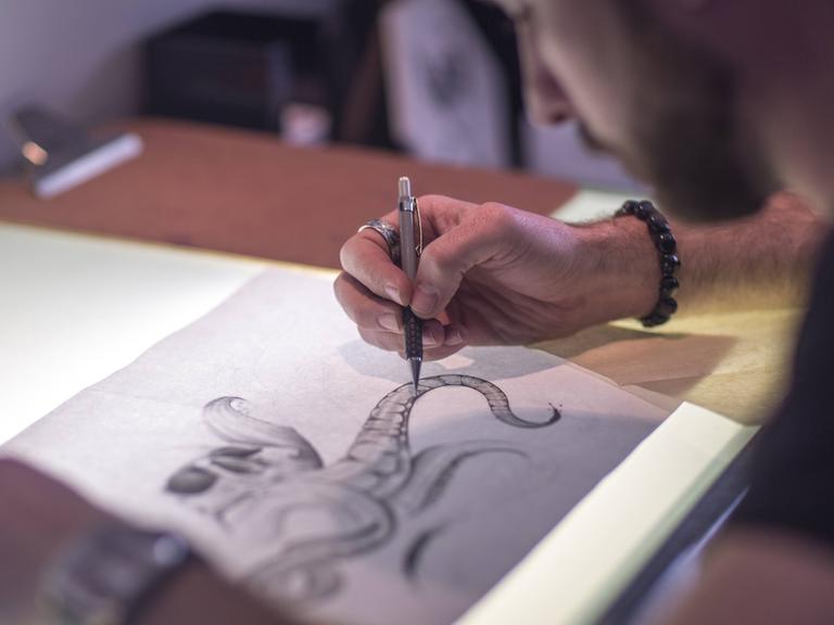 Ein Grafikdesigner beim Zeichnen