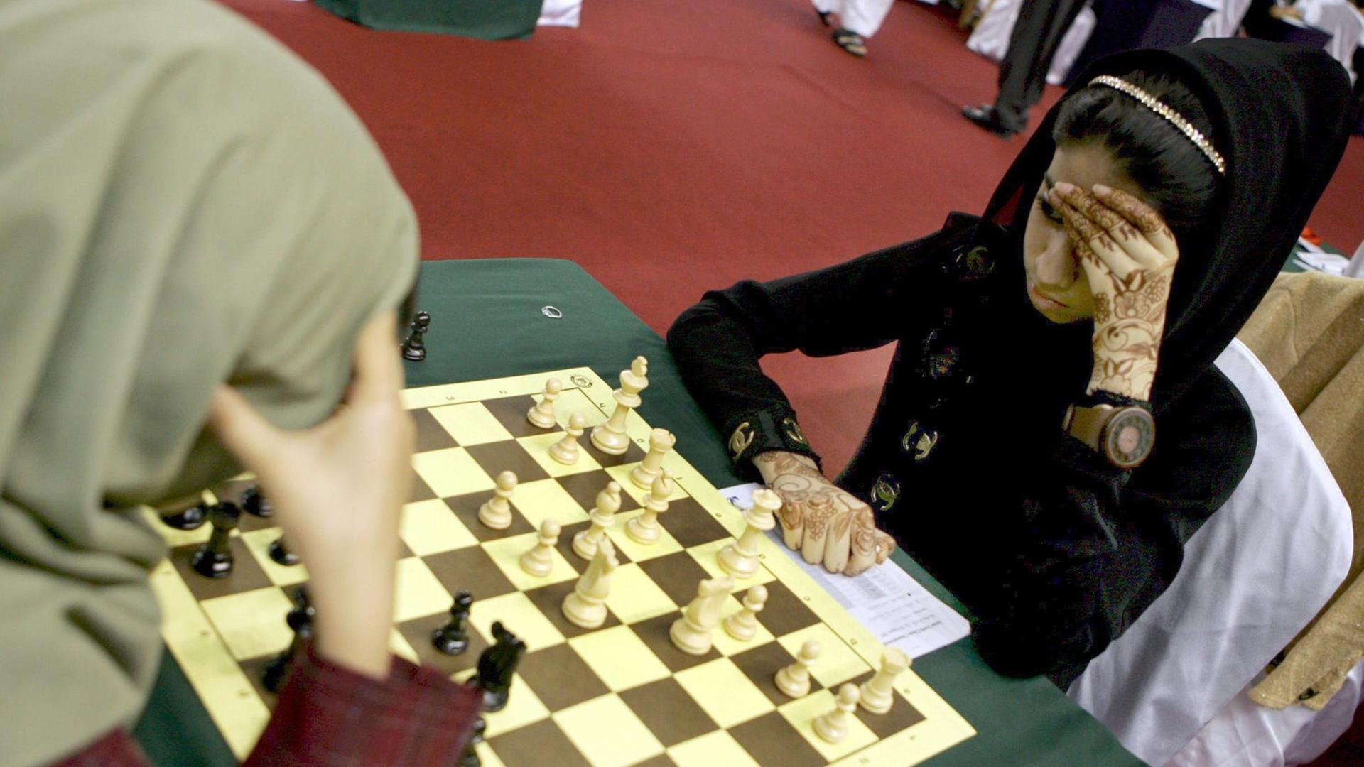 Zwei Spielerinnen bei der "Asian Youth Chess Championships" 2007 in Al-Ain in den Vereinigten Arabischen Emiraten. Zwei Spielerinnen bei der "Asian Youth Chess Championships" 2007 in Al-Ain in den Vereinigten Arabischen Emiraten.