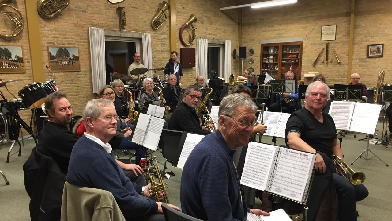 Die Mitglieder des Feuerwehrorchesters Broager Brandværns Orkestre. Die Mitglieder des Feuerwehrorchesters Broager Brandværns Orkestre.