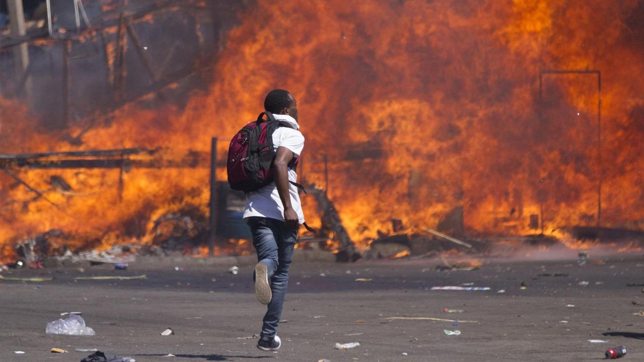 Eine brennende Barrikade in Harare, der Hauptstadt von Simbabwe. Dort war es nach einer Großkundgebung der Opposition gegen Präsident Mugabe zu schweren Unruhen gekommen.