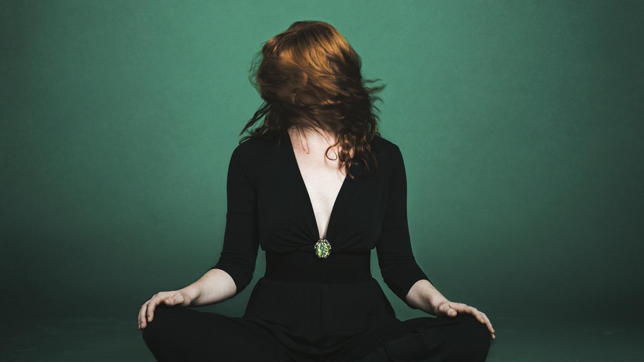 Albumcover: Ein Frau sitzt vor grünem Hintergrund und versteckt ihr Gesicht hinter ihren roten Haaren. Albumcover: Ein Frau sitzt vor grünem Hintergrund und versteckt ihr Gesicht hinter ihren roten Haaren.