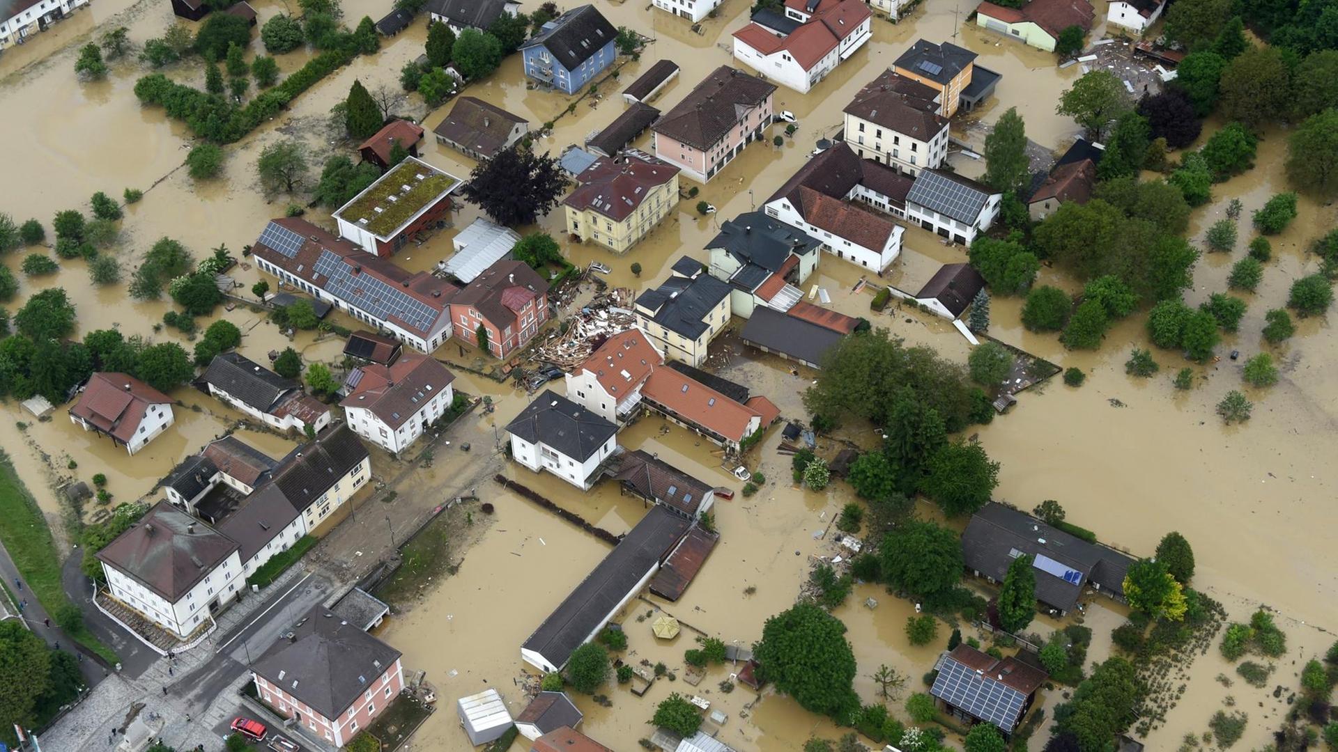 Das Wasser steht zwischen den Häusern am 02.06.2016 in Simbach am Inn (Bayern). Das Wasser steht zwischen den Häusern am 02.06.2016 in Simbach am Inn (Bayern).