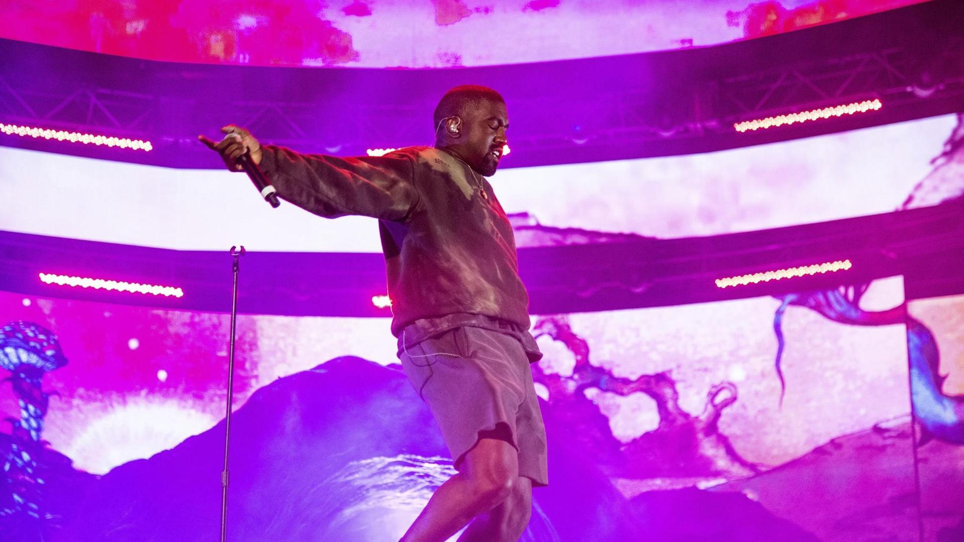 Kanye West bei einem Auftritt auf der Bühne Kanye West bei einem Auftritt auf der Bühne