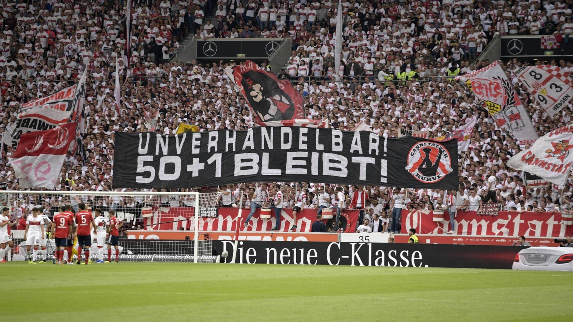 01.09.2018, Fussball 1. Bundesliga 2018/2019, 2. Spieltag, VfB Stuttgart - FC Bayern München, in der Mercedes-Benz-Arena, Stuttgart. Stuttgarter Fans fordern: Unverhandelbar! 50+1 bleibt! *** 01 09 2018 Football 1 Bundesliga 2018 2019 2 Gameday VfB Stuttgart FC Bayern Munich in the Mercedes Benz Arena Stuttgart Stuttgart fans demand unbreakable 50 1 remains 01.09.2018, Fussball 1. Bundesliga 2018/2019, 2. Spieltag, VfB Stuttgart - FC Bayern München, in der Mercedes-Benz-Arena, Stuttgart. Stuttgarter Fans fordern: Unverhandelbar! 50+1 bleibt! *** 01 09 2018 Football 1 Bundesliga 2018 2019 2 Gameday VfB Stuttgart FC Bayern Munich in the Mercedes Benz Arena Stuttgart Stuttgart fans demand unbreakable 50 1 remains