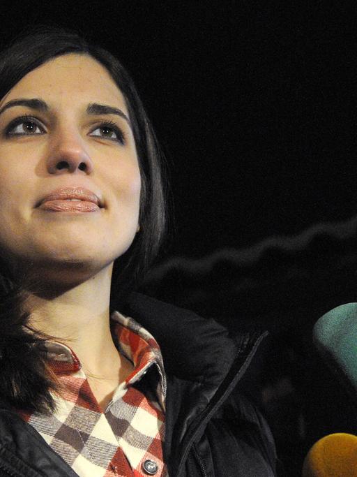 Nadeschda Tolokonnikowa nach ihrer Entlassung aus dem Gefängnis spricht vor Journalisten