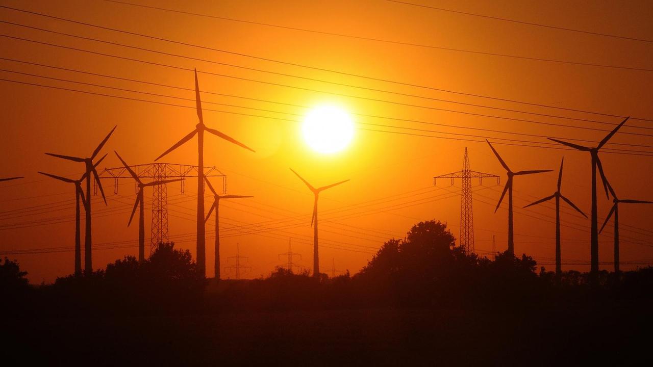 Das Foto zeigt die Abendsonne hinter dem Windpark am Stadtrand von Nauen (Brandenburg). Das Foto zeigt die Abendsonne hinter dem Windpark am Stadtrand von Nauen (Brandenburg).