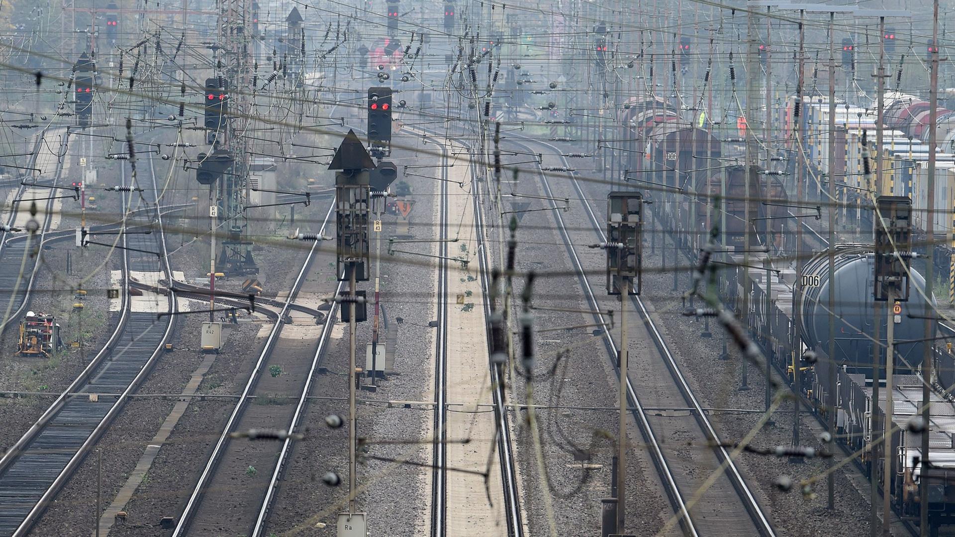 Nur wenige Güterzüge und Waggons stehen im Lindener Güterbahnhof in Hannover. Nur wenige Güterzüge und Waggons stehen im Lindener Güterbahnhof in Hannover.