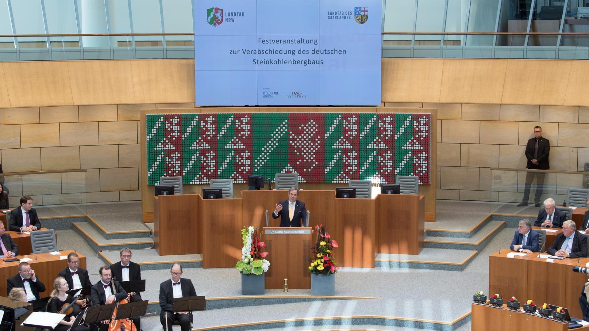 Armin Laschet (CDU), Ministerpräsident von Nordrhein-Westfalen, spricht im nordrhein-westfälischen Landtag. Mit einer Festveranstaltung zur Verabschiedung gedachte der Landtag dem deutschen Steinkohlebergbau. Die letzten beiden deutschen Zechen in Bottrop und Ibbenbüren schließen Ende des Jahres. Im Saarland ist der Bergbau schon seit 2012 Geschichte. Armin Laschet (CDU), Ministerpräsident von Nordrhein-Westfalen, spricht im nordrhein-westfälischen Landtag. Mit einer Festveranstaltung zur Verabschiedung gedachte der Landtag dem deutschen Steinkohlebergbau. Die letzten beiden deutschen Zechen in Bottrop und Ibbenbüren schließen Ende des Jahres. Im Saarland ist der Bergbau schon seit 2012 Geschichte.