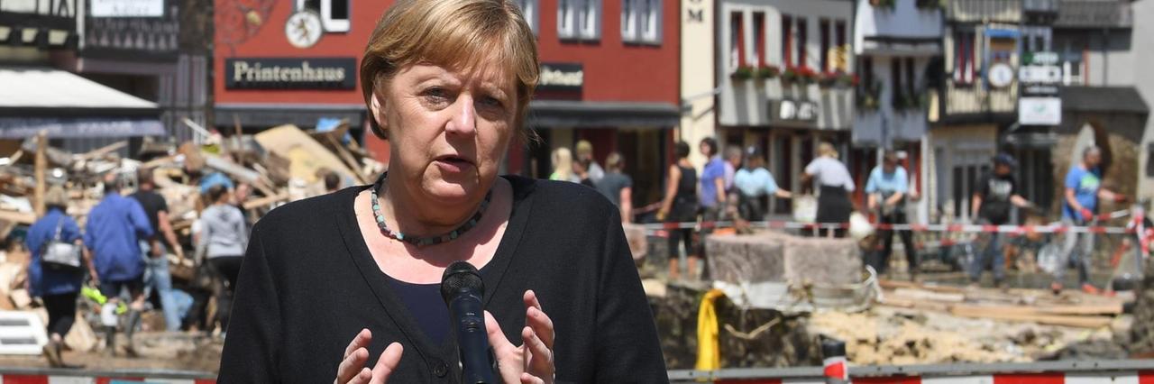 Bundeskanzlerin Angela Merkel (CDU) spricht auf einer Pressekonferenz in Bad Münstereifel.
Bundeskanzlerin Angela Merkel (CDU) spricht auf einer Pressekonferenz in Bad Münstereifel.