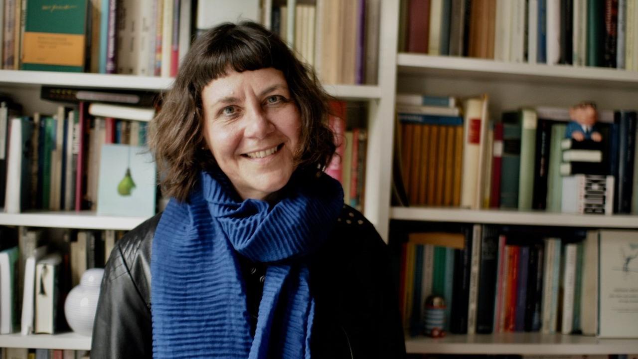 Porträt der Kinderbuchautorin Susanne Rebscher vor einer Bücherwand Porträt der Kinderbuchautorin Susanne Rebscher vor einer Bücherwand