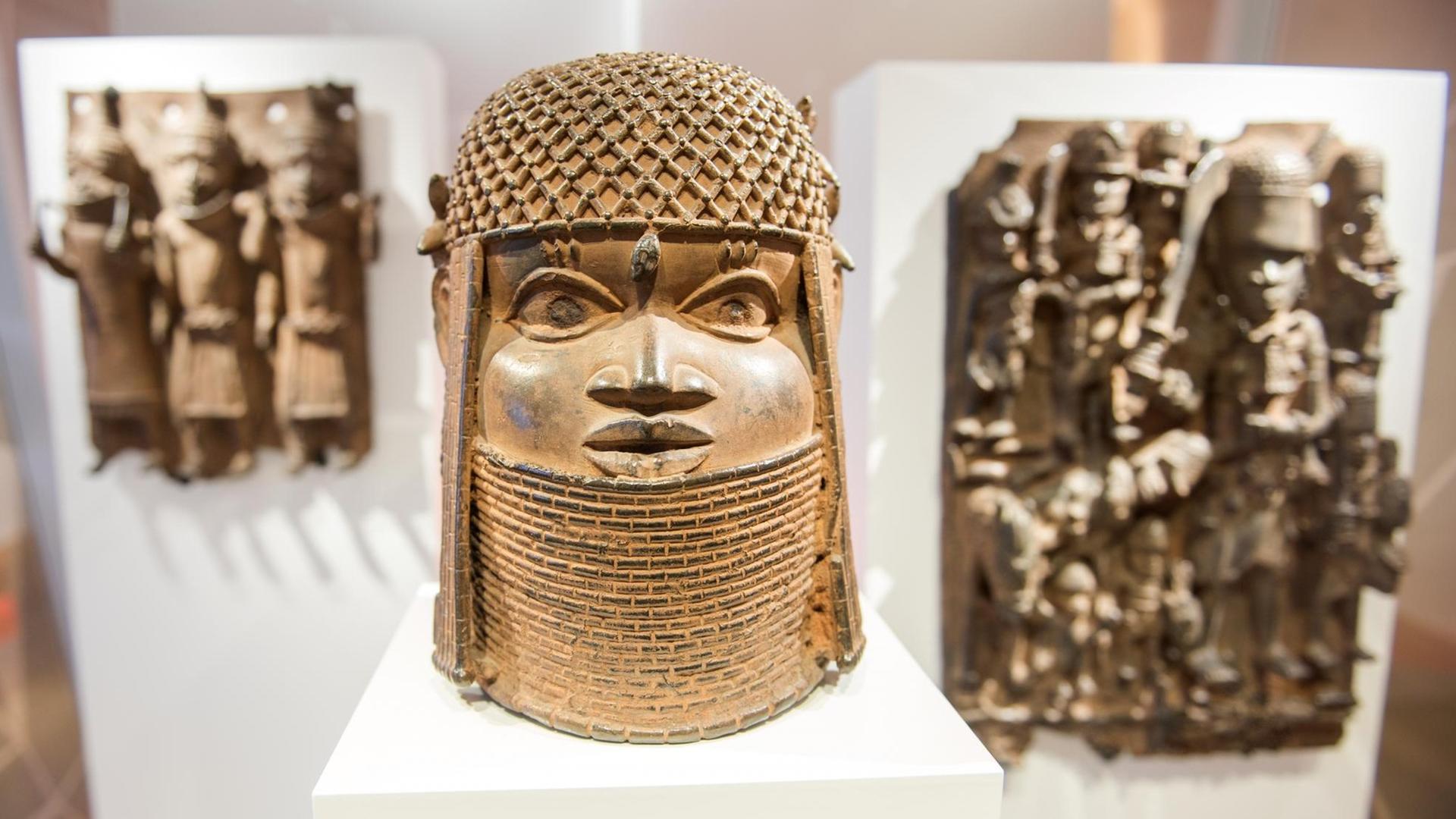 3 geraubte Figuren aus dem Königreich Benin. 3 geraubte Figuren aus dem Königreich Benin.