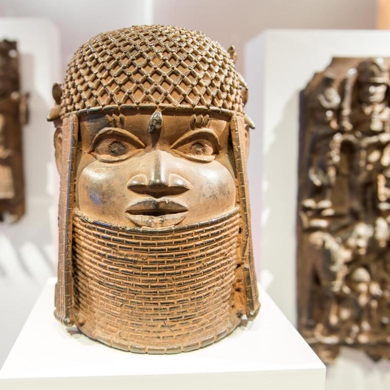 Drei Raubkunst-Bronzen aus dem Land Benin in Westafrika sind im Museum für Kunst und Gewerbe (MKG) in einer Vitrine ausgestellt. 