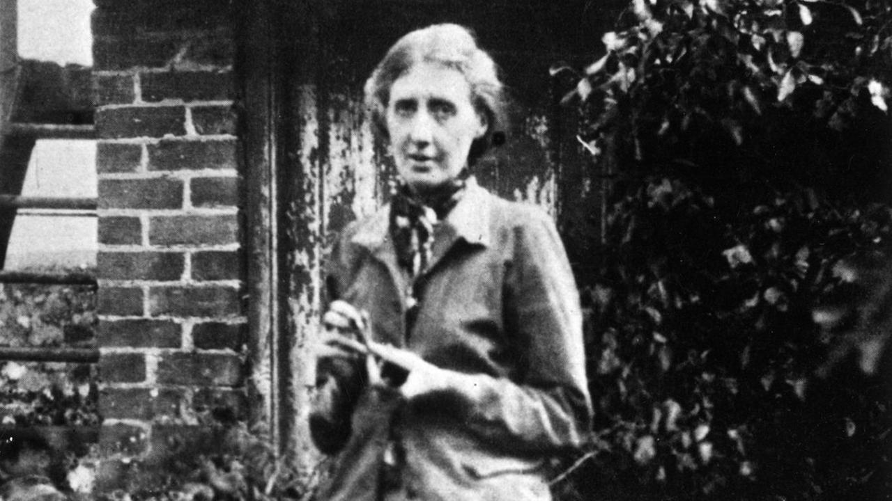 Historisches schwarz/weiss Porträt von der Schriftstellerin Virginia Woolf im Garten ihres Hauses in Rodmell, 1926. Historisches schwarz/weiss Porträt von der Schriftstellerin Virginia Woolf im Garten ihres Hauses in Rodmell, 1926.