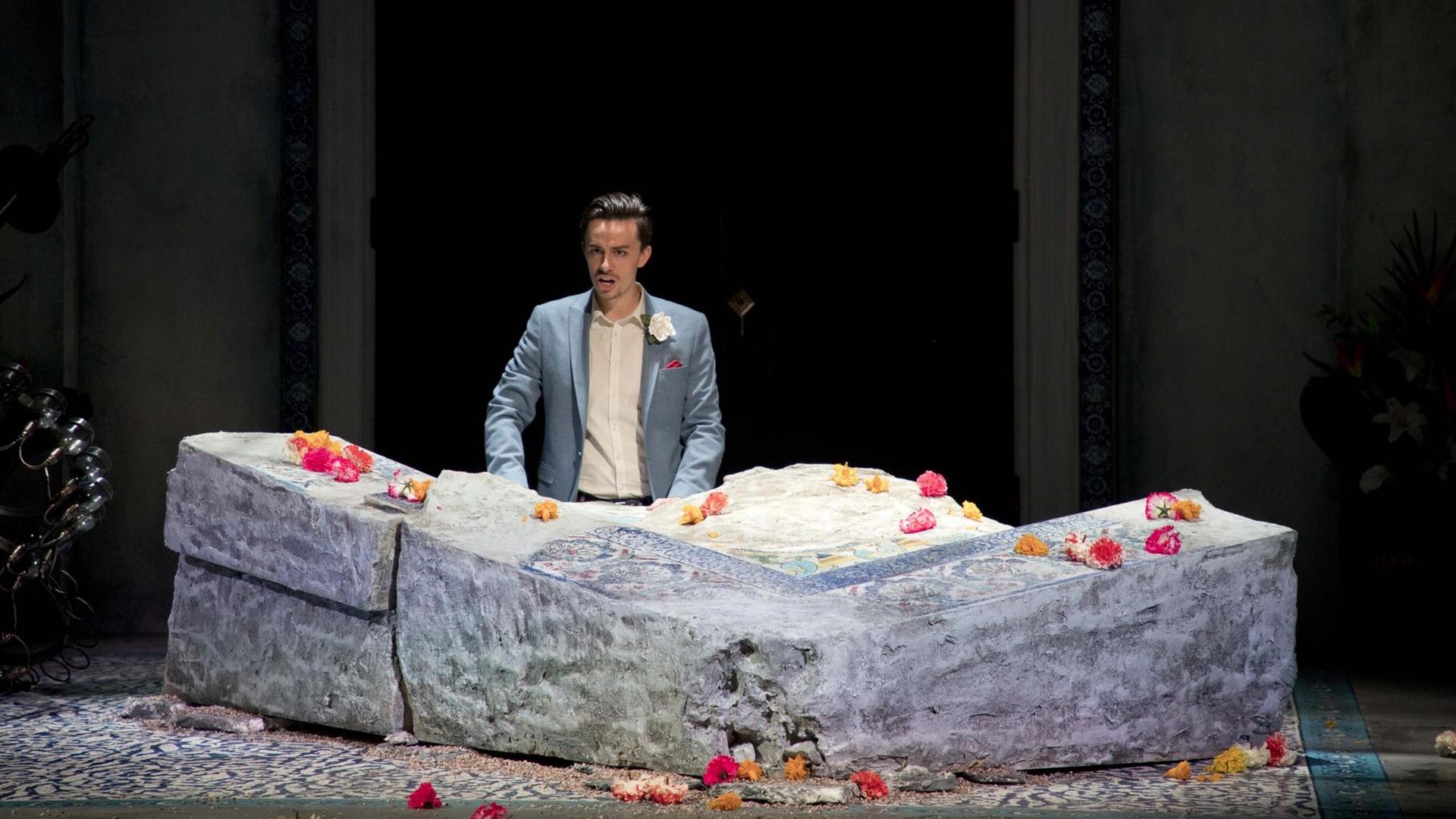 Ray Chenez als Sifare, der Sohn Mitridates, in der deutschen Erstaufführung beim Schlosstheater Schwetzingen Ray Chenez als Sifare, der Sohn Mitridates, in der deutschen Erstaufführung beim Schlosstheater Schwetzingen