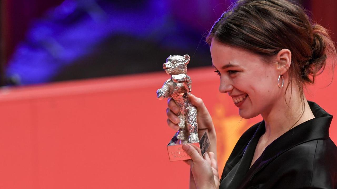 Schauspielerin Paula Beer steht mit ihrem Preis "Silberner Bär" in der Kategorie "Beste Darstellerin" vor dem Berlinale Palast und strahlt. Schauspielerin Paula Beer steht mit ihrem Preis "Silberner Bär" in der Kategorie "Beste Darstellerin" vor dem Berlinale Palast und strahlt.