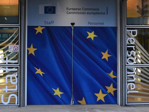 Die Eingangstür zur Europäischen Kommission in Brüssel