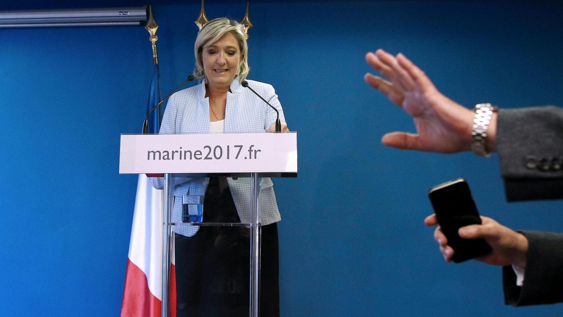 Marine Le Pen kommentiert am 9. November 2016 die Ergebnisse der Präsidentschaftswahlen in den USA. Marine Le Pen kommentiert am 9. November 2016 die Ergebnisse der Präsidentschaftswahlen in den USA.