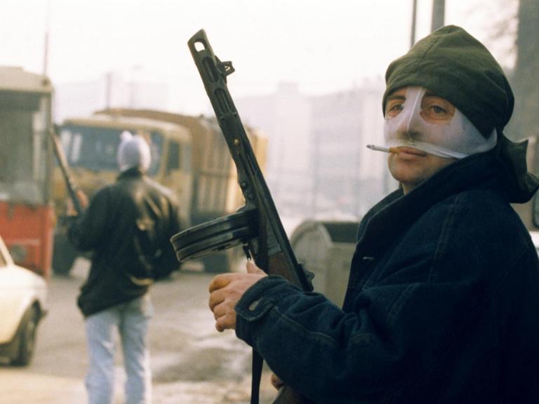 Ein bewaffneter serbischer Kämpfer 1992 in Sarajevo