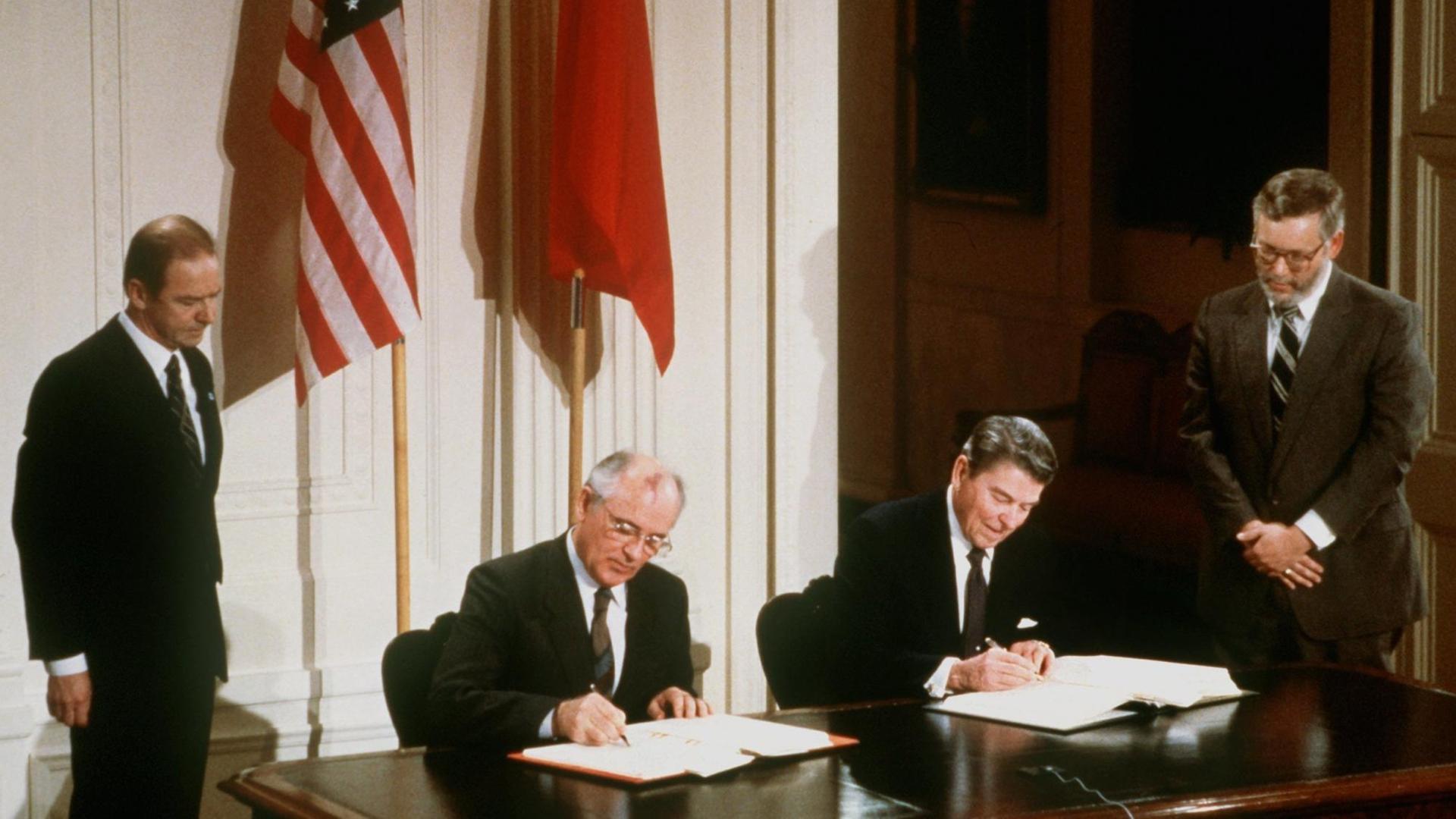 US-Präsident Ronald Reagan und der sowjetische Parteichef Michail Gorbatschow unterzeichnen am 8.12.87 in Washington den INF-Vertrag zur Vernichtung der atomaren Mittelstreckenraketen. US-Präsident Ronald Reagan und der sowjetische Parteichef Michail Gorbatschow unterzeichnen am 8.12.87 in Washington den INF-Vertrag zur Vernichtung der atomaren Mittelstreckenraketen.