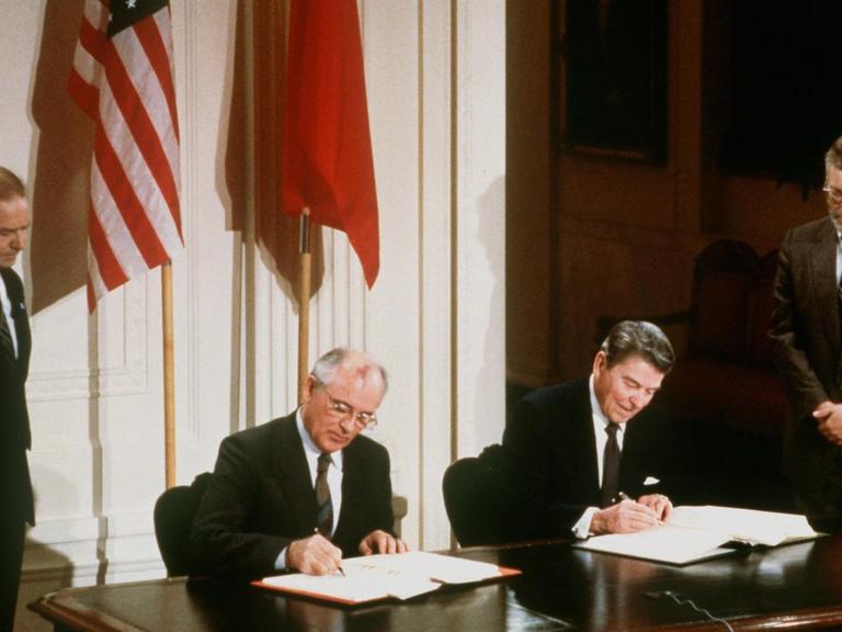  US-Präsident Ronald Reagan und der sowjetische Parteichef Michail Gorbatschow unterzeichnen am 8.12.87 in Washington den INF-Vertrag zur Vernichtung der atomaren Mittelstreckenraketen.