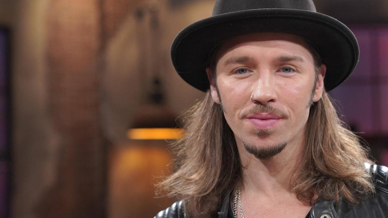 Gil Ofarim mit langen Haaren, schwarzem Hut und schwarzer Lederjacke. Gil Ofarim mit langen Haaren, schwarzem Hut und schwarzer Lederjacke.