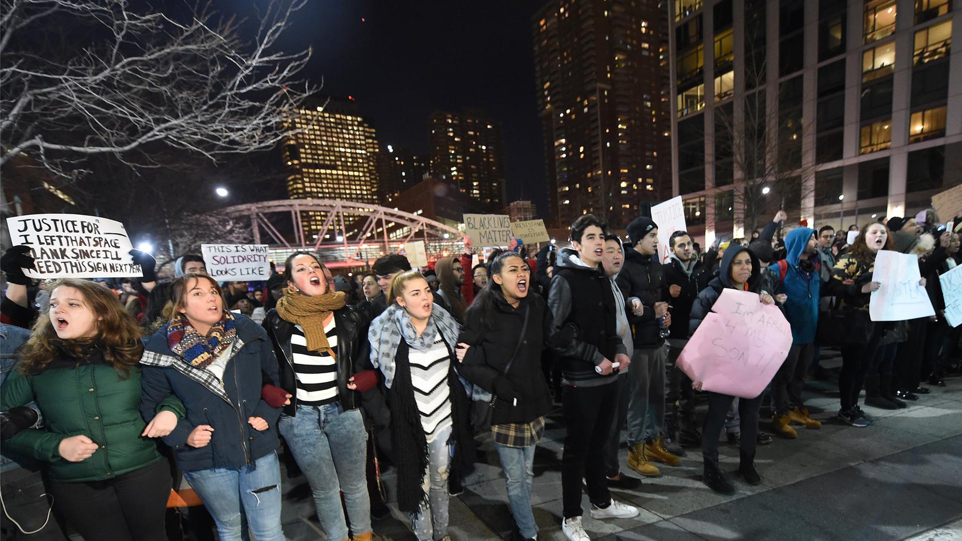 Protestierende blockieren bei Demonstrationen gegen Polizeigewalt in Manhattan eine Straße. Protestierende blockieren bei Demonstrationen gegen Polizeigewalt in Manhattan eine Straße.