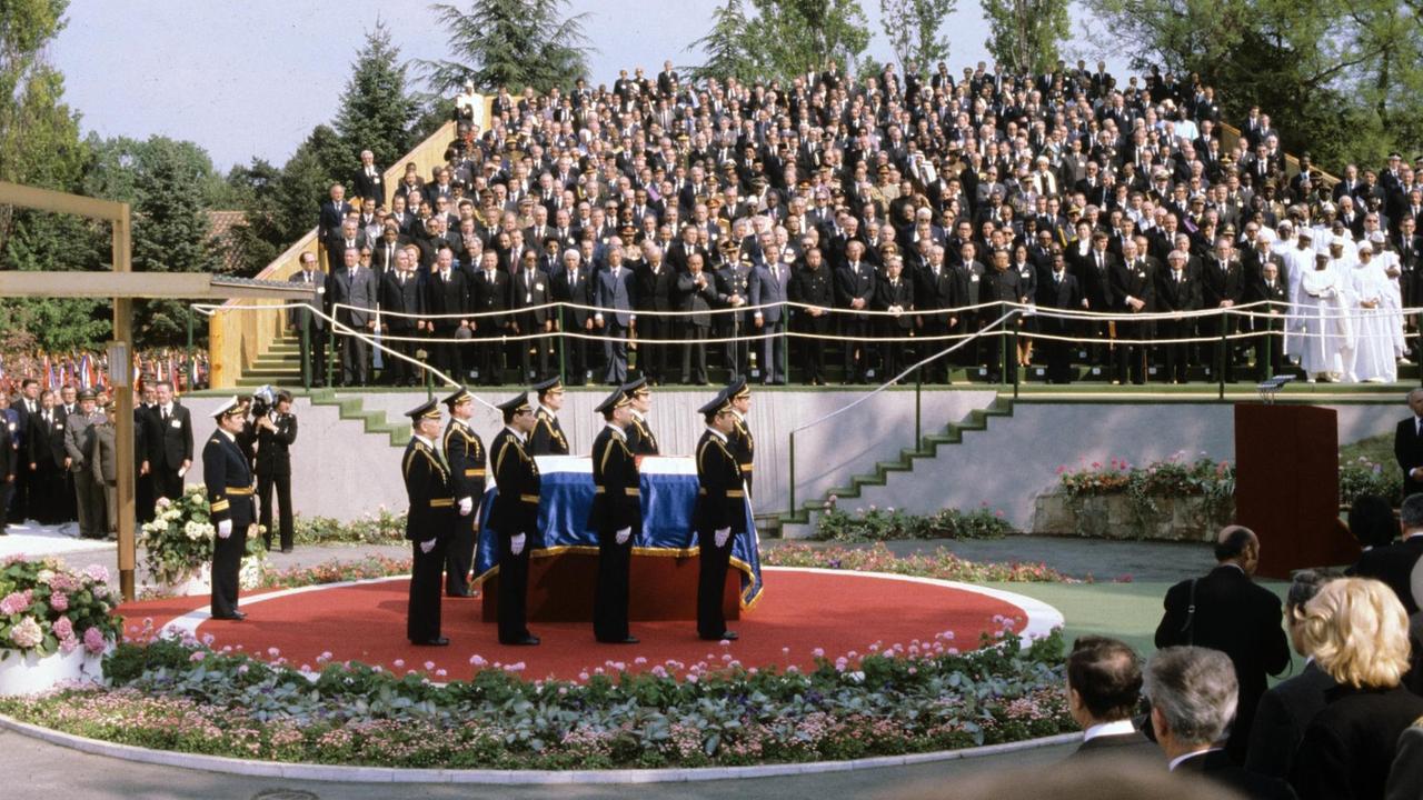 Der Sarg mit den sterblichen Überresten von Josip Broz Tito steht am 08.05.1980 während der Trauerfeier im Garten der Residenz in Belgrad. Im Hintergrund stehen auf einer Tribüne Trauergäste aus aller Welt. Der jugoslawischen Staatspräsident Josip Broz Tito war am 04.05.1980 nach langer Krankheit gestorben. Der Sarg mit den sterblichen Überresten von Josip Broz Tito steht am 08.05.1980 während der Trauerfeier im Garten der Residenz in Belgrad. Im Hintergrund stehen auf einer Tribüne Trauergäste aus aller Welt. Der jugoslawischen Staatspräsident Josip Broz Tito war am 04.05.1980 nach langer Krankheit gestorben.