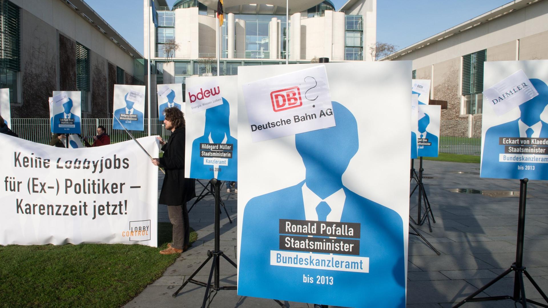 Aktivisten von "lobbycontrol" demonstrieren am 20.03.2014 vor dem Kanzleramt in Berlin für eine Karenzzeit für den Wechsel von Politikern in die Wirtschaft. Aktivisten von "lobbycontrol" demonstrieren am 20.03.2014 vor dem Kanzleramt in Berlin für eine Karenzzeit für den Wechsel von Politikern in die Wirtschaft.