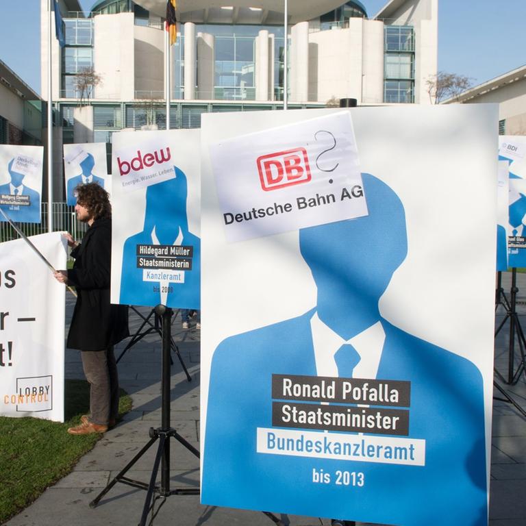 Aktivisten von "lobbycontrol" demonstrieren am 20.03.2014 vor dem Kanzleramt in Berlin für eine Karenzzeit für den Wechsel von Politikern in die Wirtschaft.
