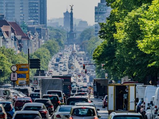 Straßenszene in Berlin: Autos, LKW und Lieferfahrzeuge fahren auf dem Kaiserdamm in der Hauptstadt stadteinwärts.