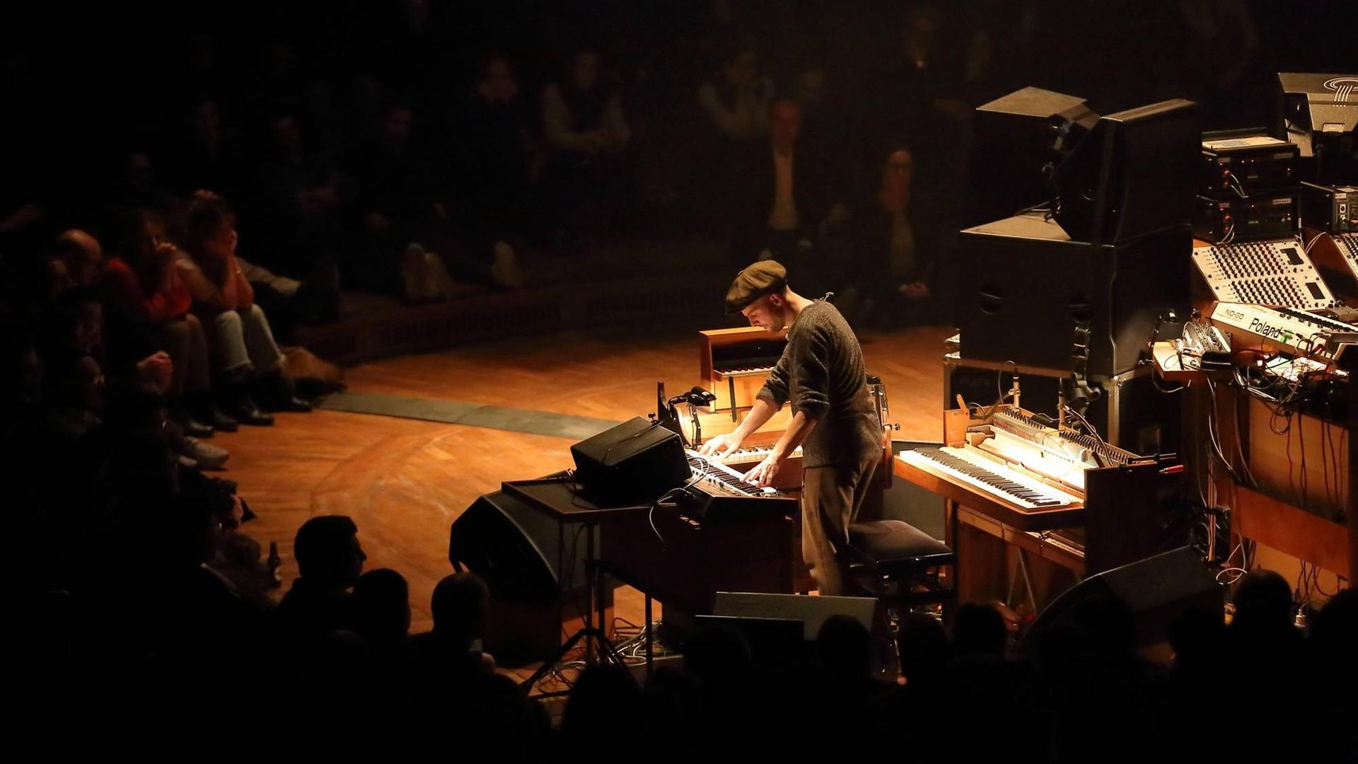 Nils Frahm bei einem Konzert im Funkhaus Berlin in der Nalepastraße Nils Frahm bei einem Konzert im Funkhaus Berlin in der Nalepastraße