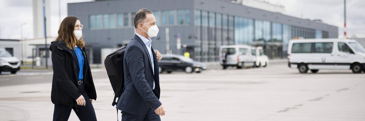 Bundesaußenminister Heiko Maas, SPD, geht von seinem Dienstwagen zu einem Flugzeug der Flugbereitschaft der Bundeswehr. Bundesaußenminister Heiko Maas, SPD, geht von seinem Dienstwagen zu einem Flugzeug der Flugbereitschaft der Bundeswehr.