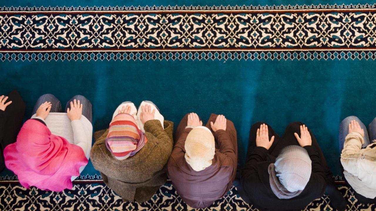 Sechs muslimische Frauen beten in der Sehitlik Moschee in Berlin-Neukölln. Das Foto zeigt sie von oben, aus der Vogelperspektive. Sechs muslimische Frauen beten in der Sehitlik Moschee in Berlin-Neukölln. Das Foto zeigt sie von oben, aus der Vogelperspektive.