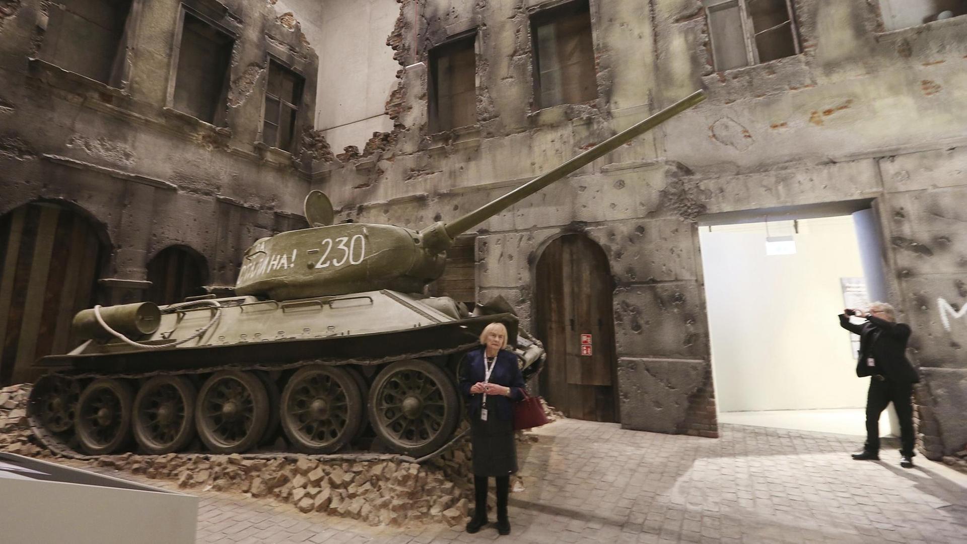 Ein Besucher schaut sich in der Ausstellung einen Panzer an. Ein Besucher schaut sich in der Ausstellung einen Panzer an.