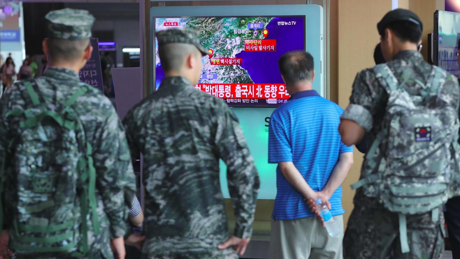 Südkoreanische Soldaten verfolgen an einem Bahnhof in Seoul einen Fernsehbericht über Nordkoreas jüngsten Atomtest. Südkoreanische Soldaten verfolgen an einem Bahnhof in Seoul einen Fernsehbericht über Nordkoreas jüngsten Atomtest.