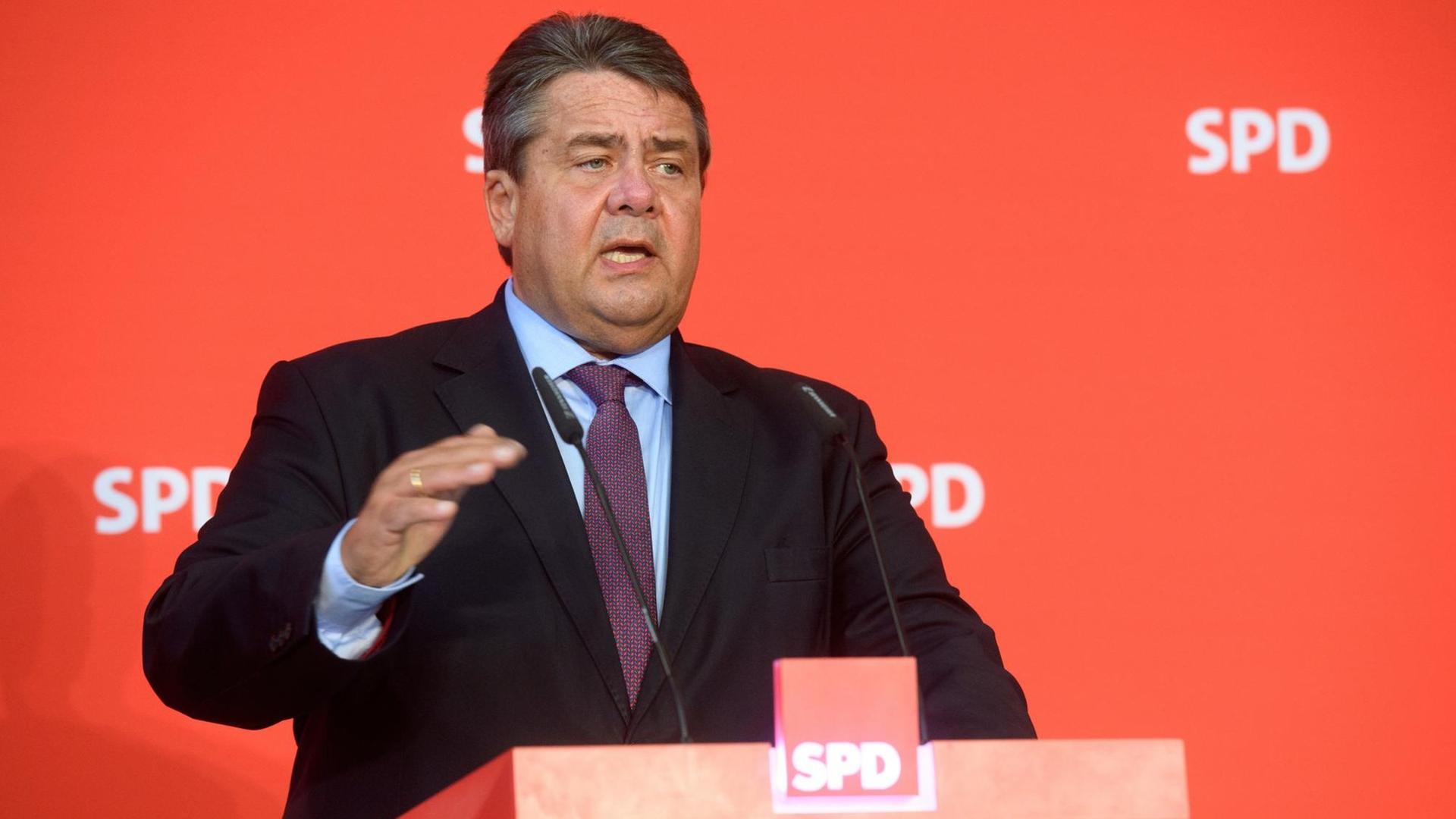 Der SPD-Bundesvorsitzende Sigmar Gabriel spricht beim SPD-Parteikonvent in Wolfsburg. 