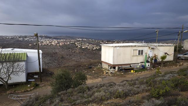 Blick auf einen Wohncontainer der jüdischen Siedlung Amona im Westjordanland.