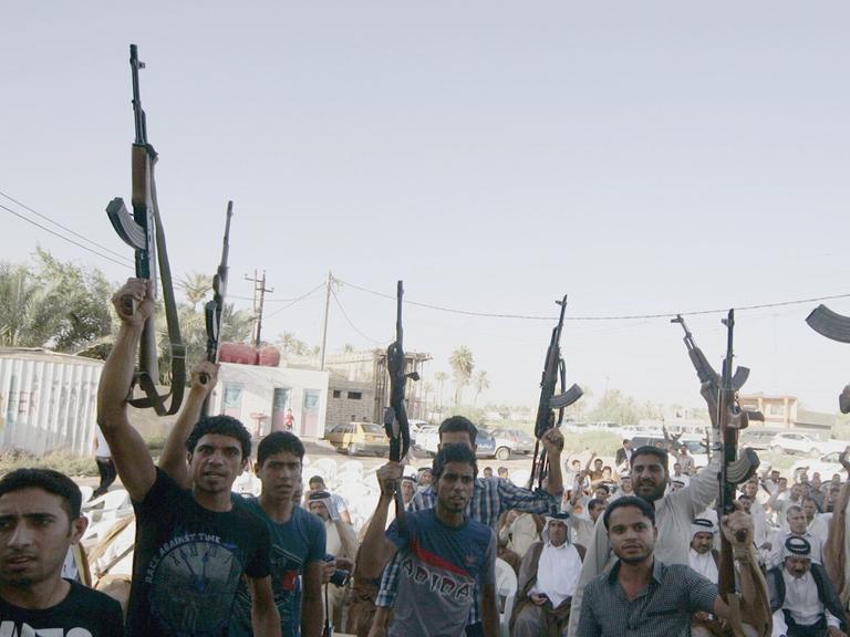 Irakische Schiiten melden sich freiwillig, um gegen die islamistische Terrorgruppe Isis vorzugehen