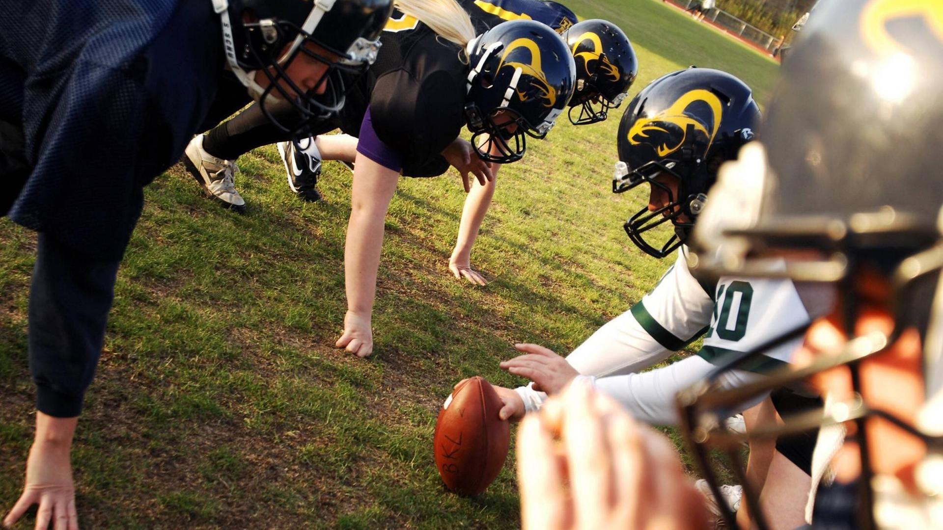 American Football Damen auf dem Spielfeld. American Football Damen auf dem Spielfeld.