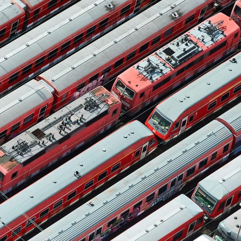 Züge der Deutschen Bahn stehen auf Abstellgleisen.