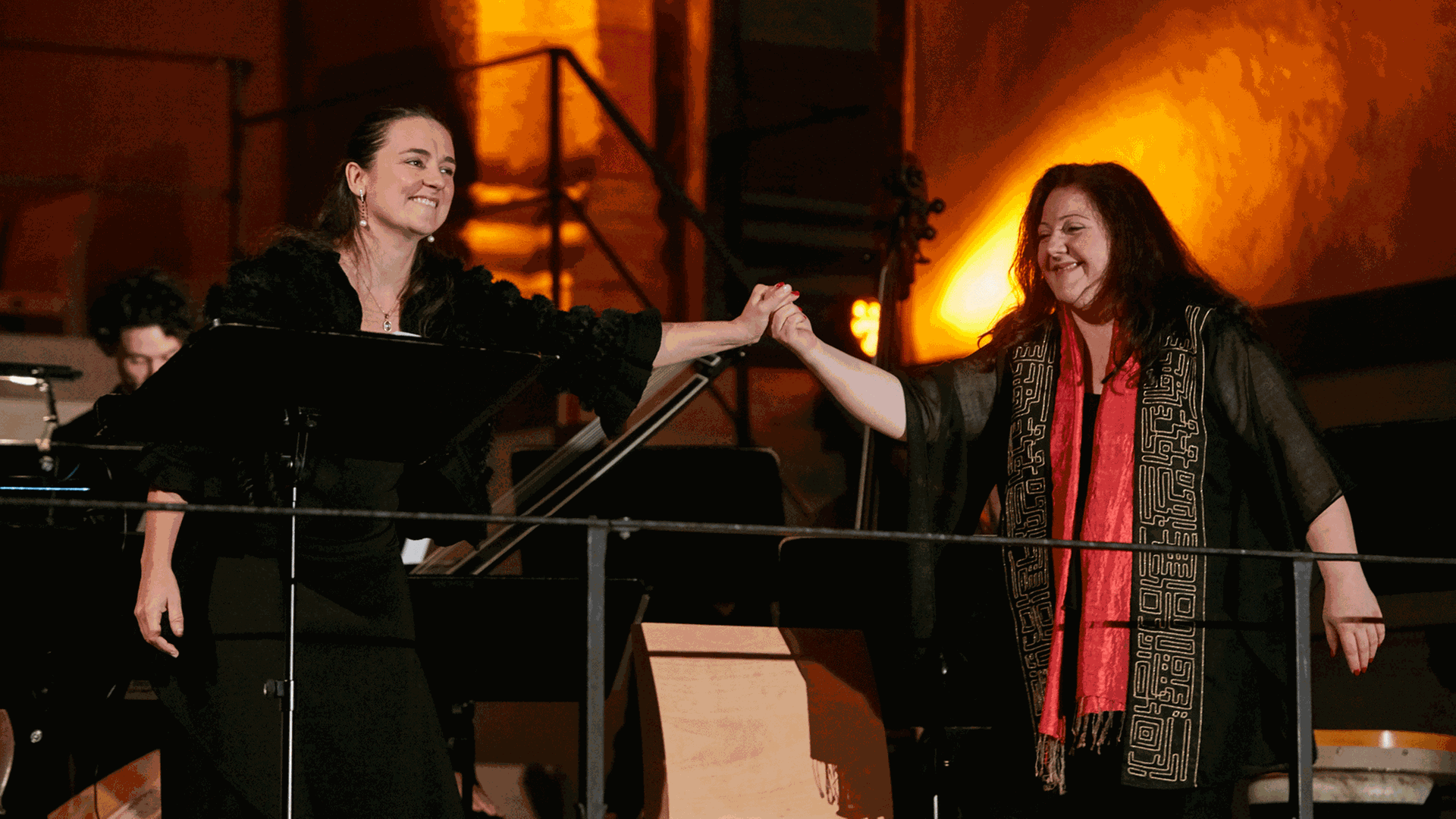 Die Sängerinnen Nuria Rial und Dima Orsho beim Schlussapplaus des "Mutter"-Programms von Musica Alta Ripa in der Christuskirche Hannover Die Sängerinnen Nuria Rial und Dima Orsho beim Schlussapplaus des "Mutter"-Programms von Musica Alta Ripa in der Christuskirche Hannover