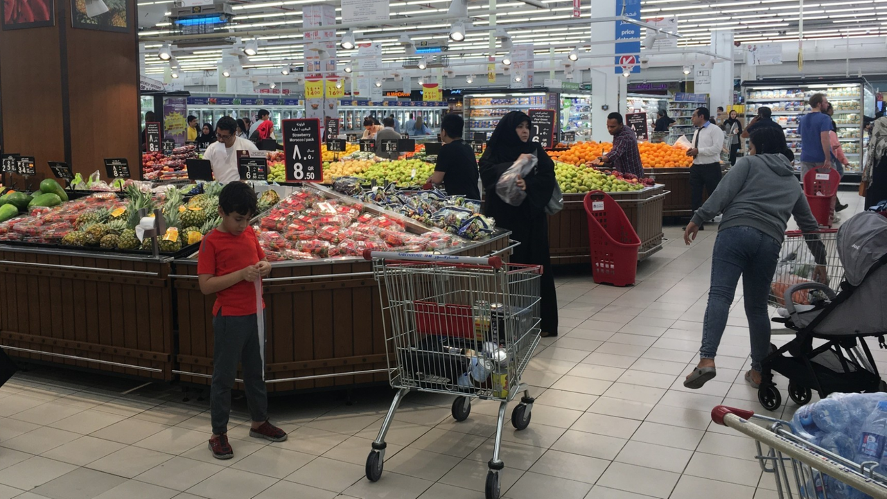 Supermarkt mit vollen Obstregalen
