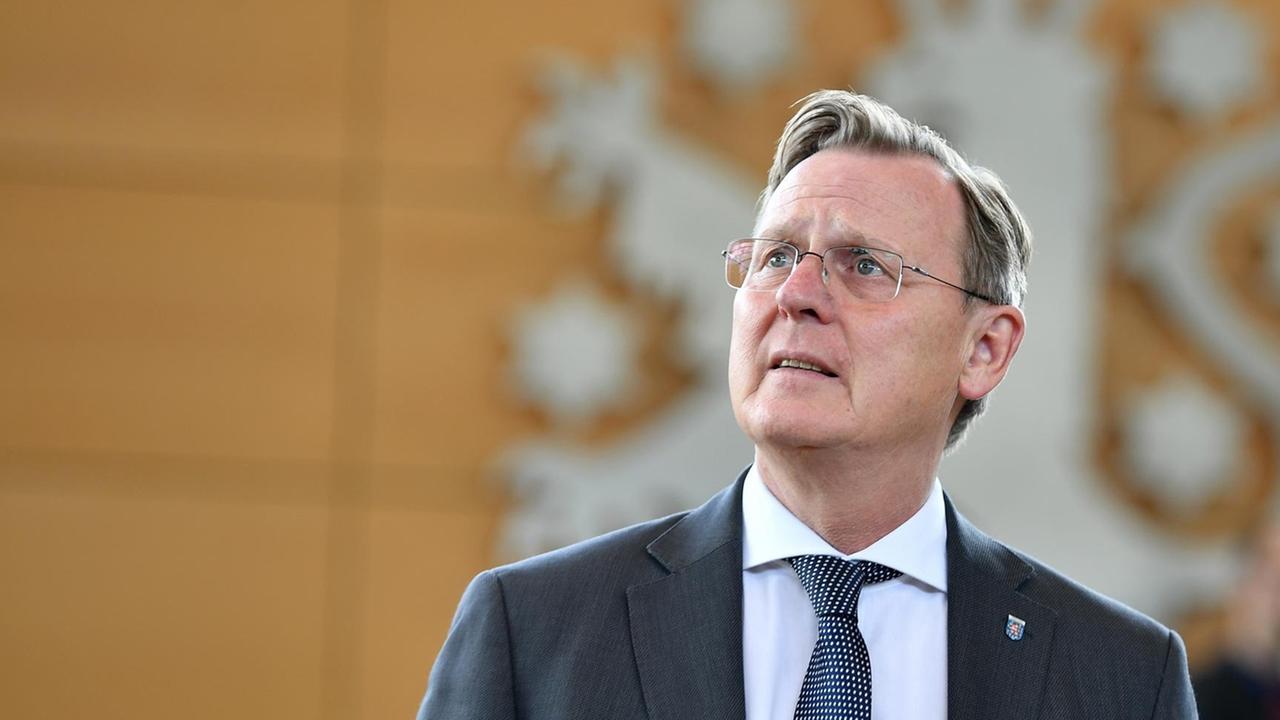 Bodo Ramelow (Die Linke), Ministerpräsident von Thüringen, steht im Thüringer Landtag. Bodo Ramelow (Die Linke), Ministerpräsident von Thüringen, steht im Thüringer Landtag.