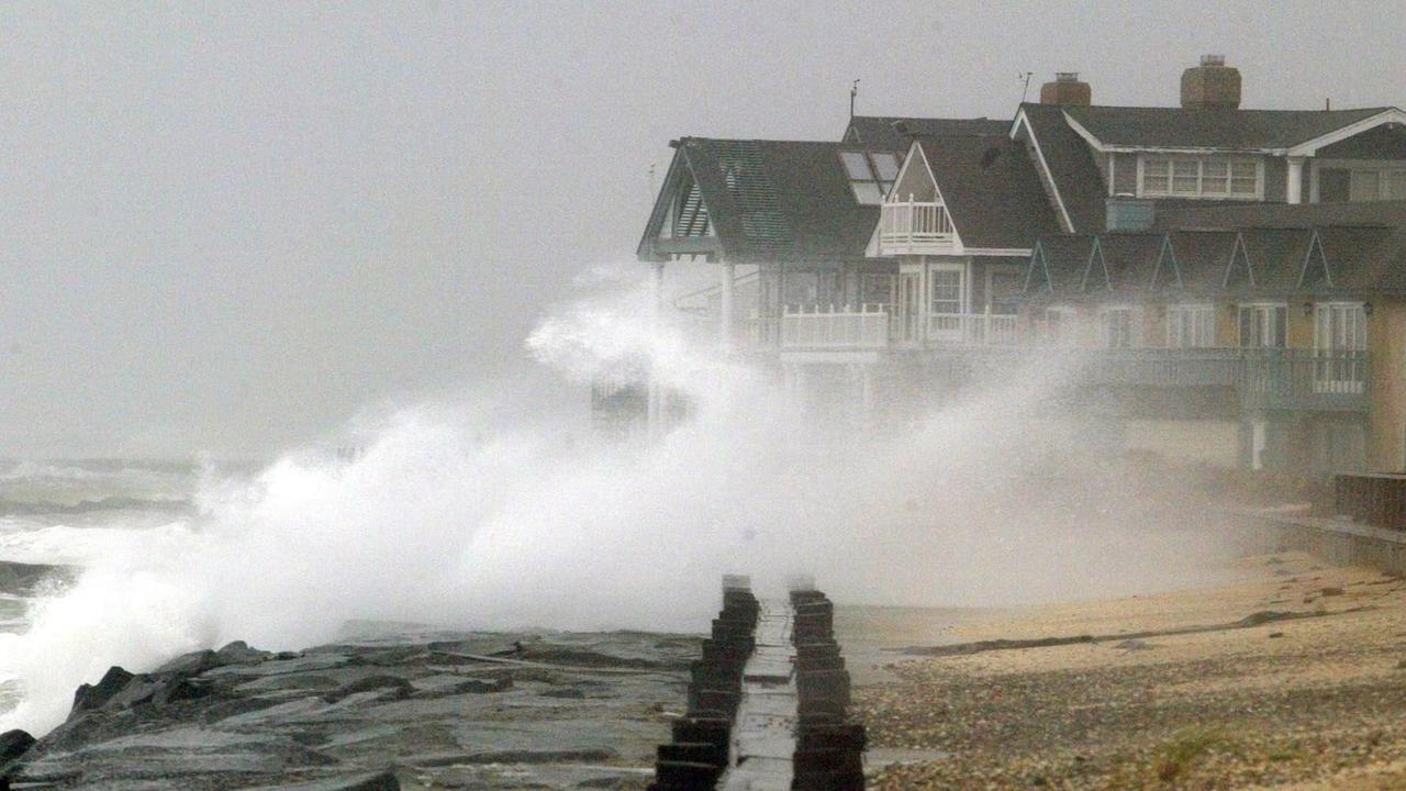 Starke Brandungswellen schlagen am 18.9.2003 an die Küste von Avalon (US-Bundesstaat New Jersey). Der gefürchtete Wirbelsturm "Isabel" hat am 18.9. die amerikanische Ostküste erreicht.